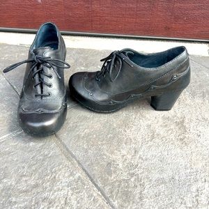 Dansko Nell leather lace up pumps never worn
